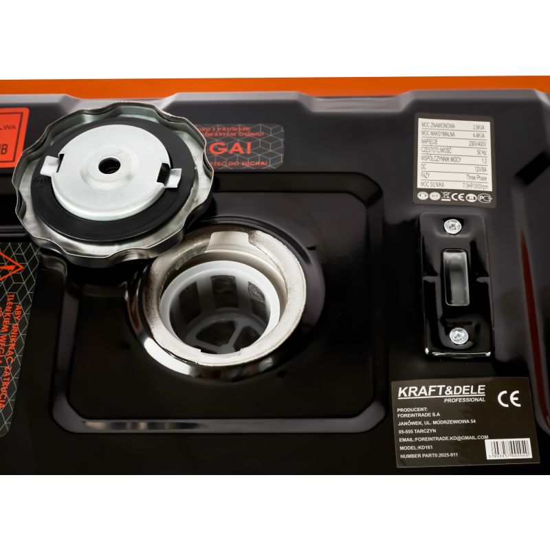 Agregát generuje 3500 W, 12/230 V/380 V, model KD161