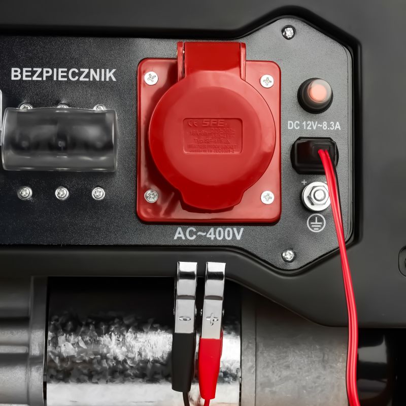 Agregát generuje 3500 W, 12/230 V/380 V, model KD161